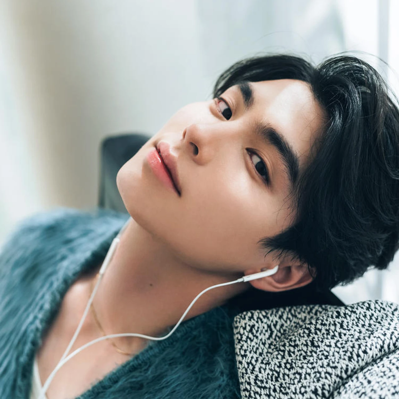 本田響矢と「冬のおうち時間」。たっぷり写真とQ&Aで注目度No.1俳優の素顔に迫る