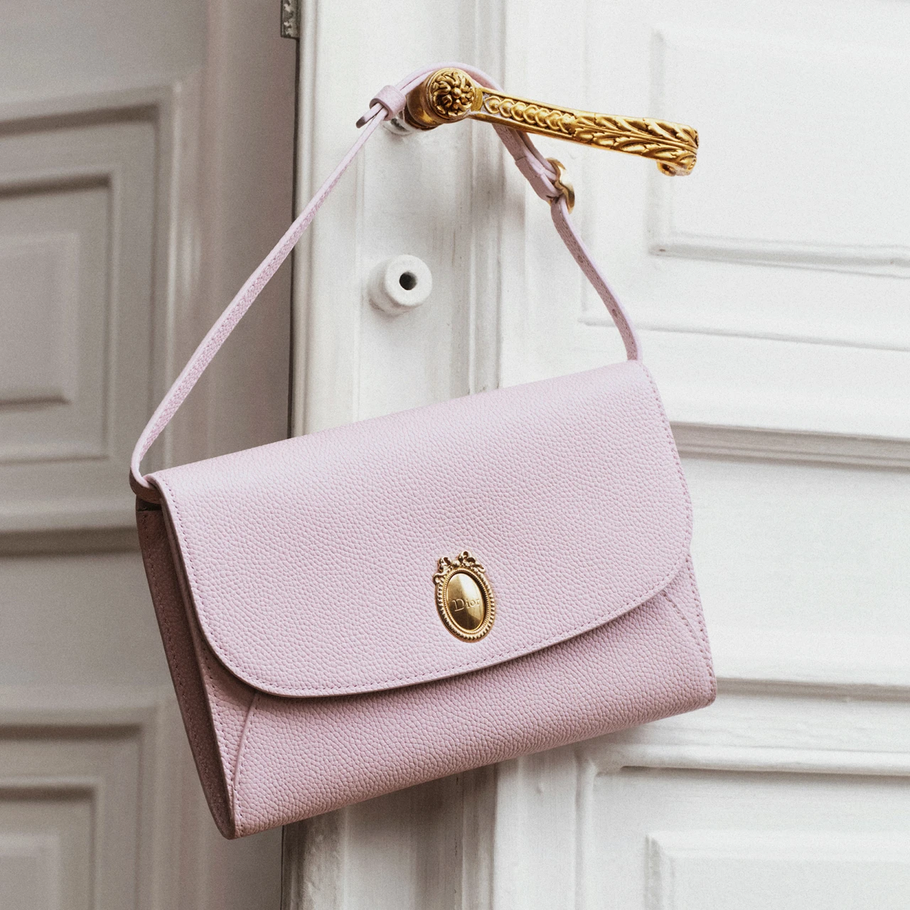 【Dior(ディオール)】「ディオール メダリオン」ラインから新作のウォレットとポーチが登場