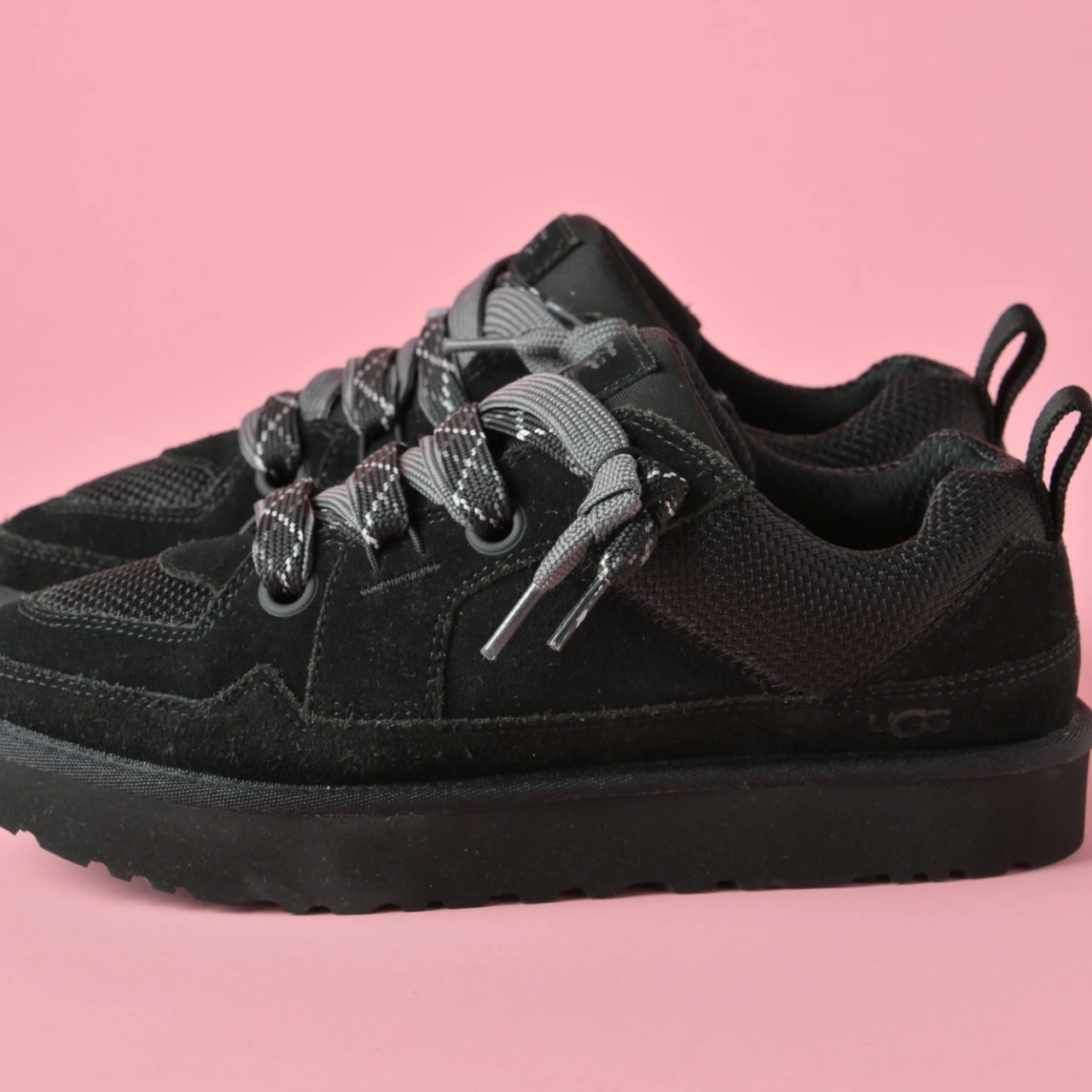 ぽってり感が愛らしい「UGG®（アグ）」の軽量スニーカー【きれいめ服に似合う黒スニーカー】