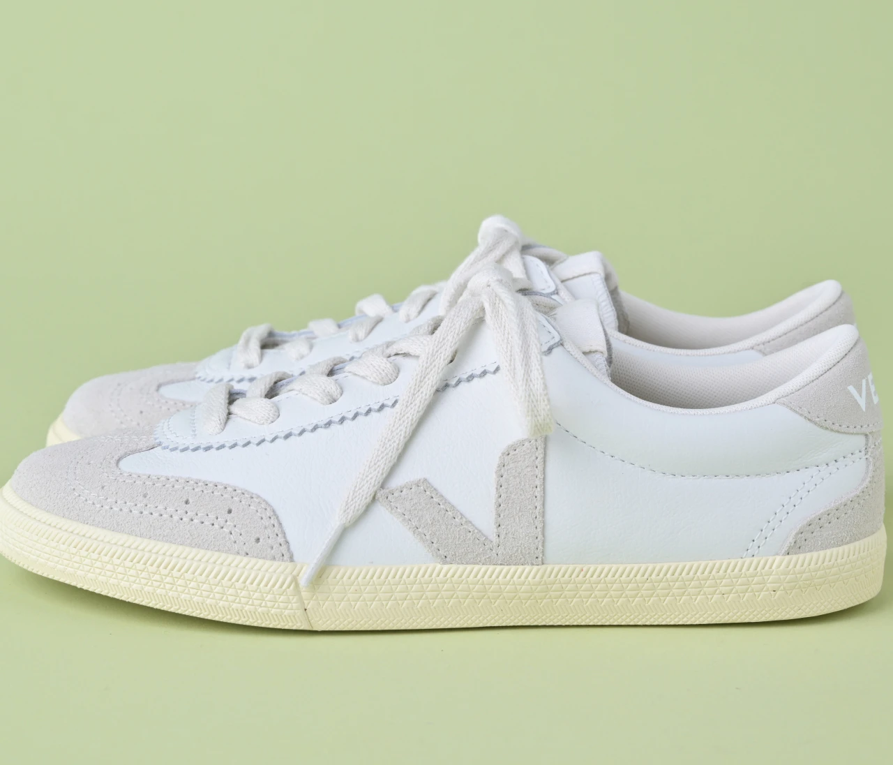 【VEJA（ヴェジャ） 白スニーカー】着用レビューも！ VOLLEYは、通勤にも使える薄底スニーカー「きれいめ服に似合う白スニーカー vol.99」