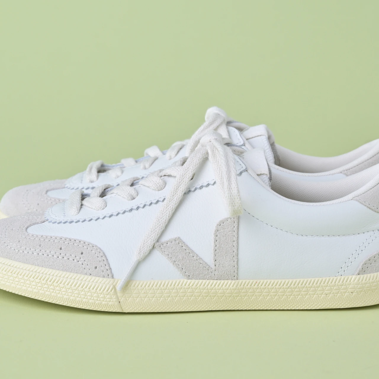 【VEJA(ヴェジャ) 白スニーカー】着用レビューも! VOLLEYは、通勤にも使える薄底スニーカー「きれいめ服に似合う白スニーカー vol.99」