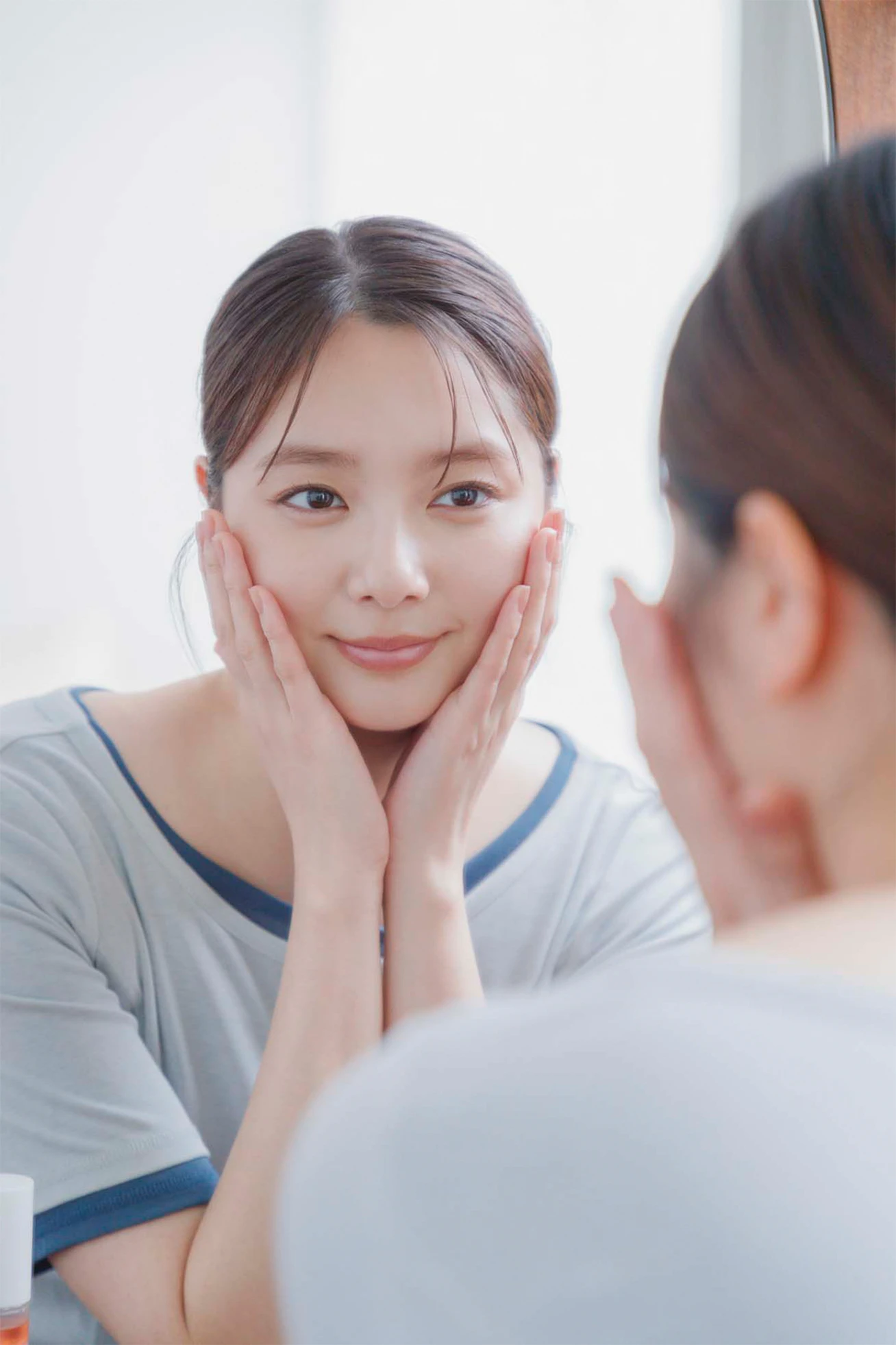 新川優愛　朝のメイクの仕上げにも、夜のスキンケアにも