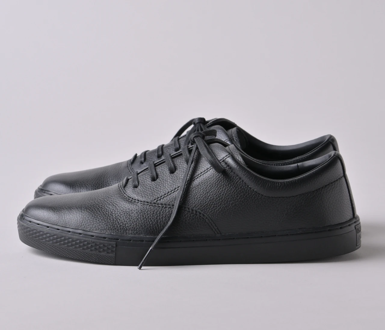 レザー仕様で大人顔。「CONVERSE（コンバース）」の「オールスター クップ」は通勤に最適【きれいめ服に似合う黒スニーカー】