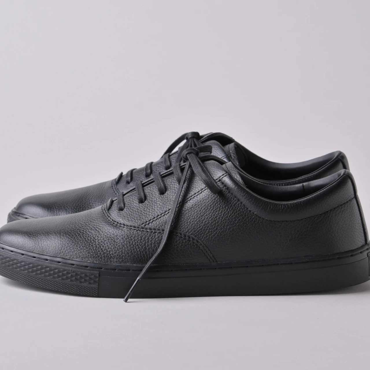 レザー仕様で大人顔。「CONVERSE（コンバース）」の「オールスター クップ」は通勤に最適【きれいめ服に似合う黒スニーカー】