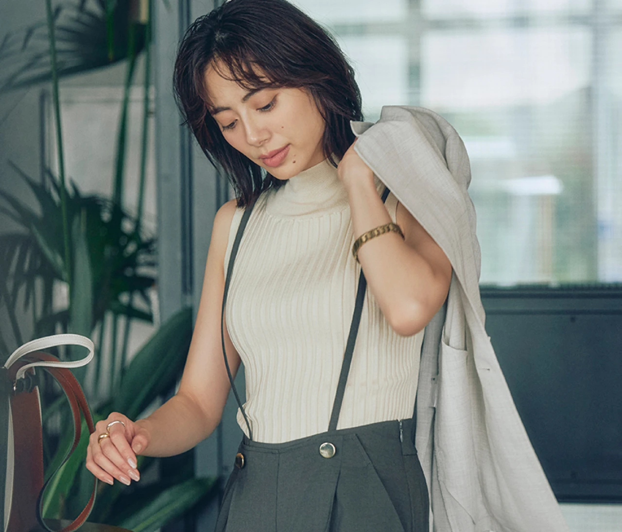 【涼しい通勤ワイドパンツ】プロが厳選！ ストラの“モダンデザインパンツ”で夏のおしゃれゲージを上げて