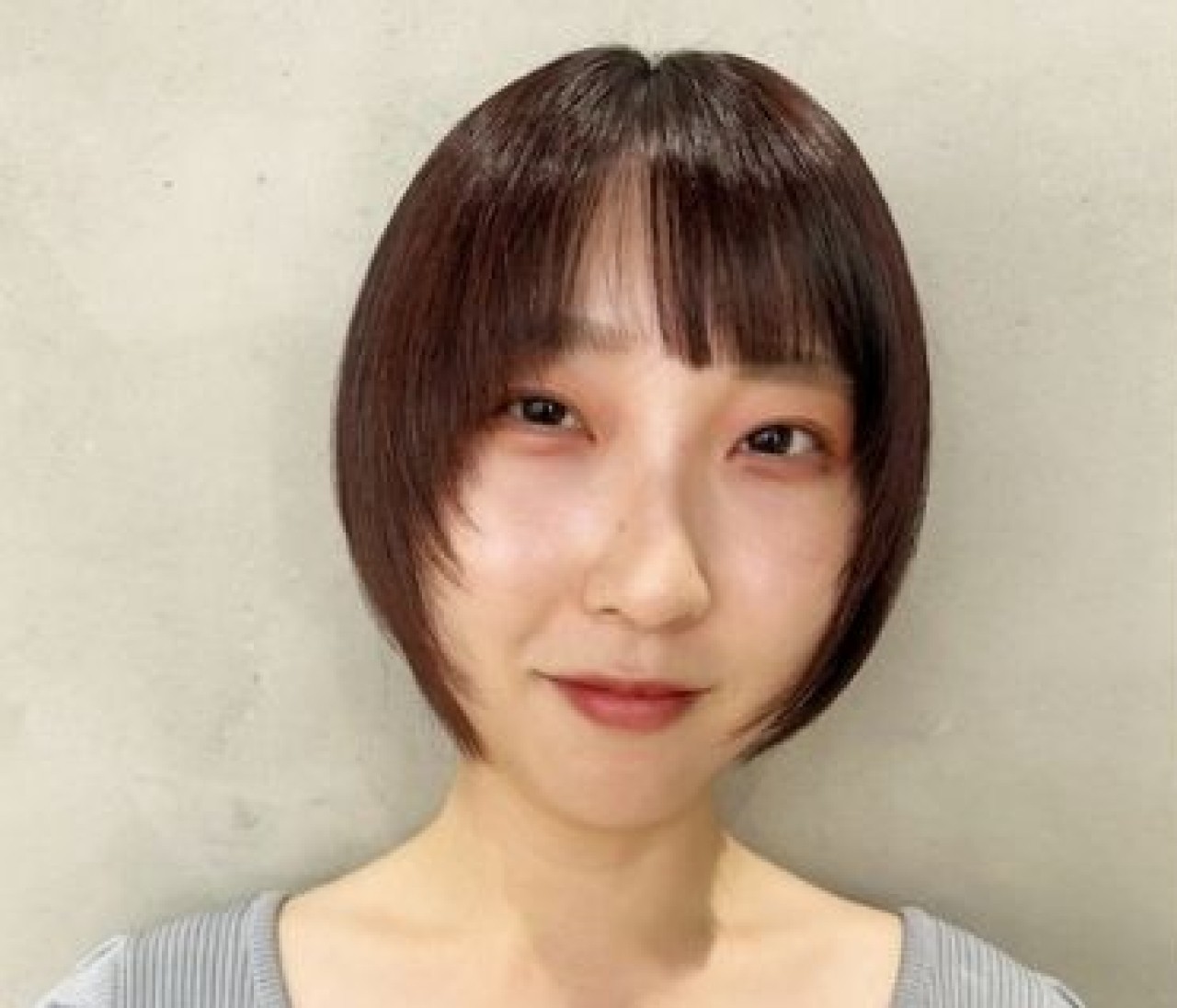 【大人の小顔見えショートヘア】輪郭を包むような束感レイヤーがおしゃれ！