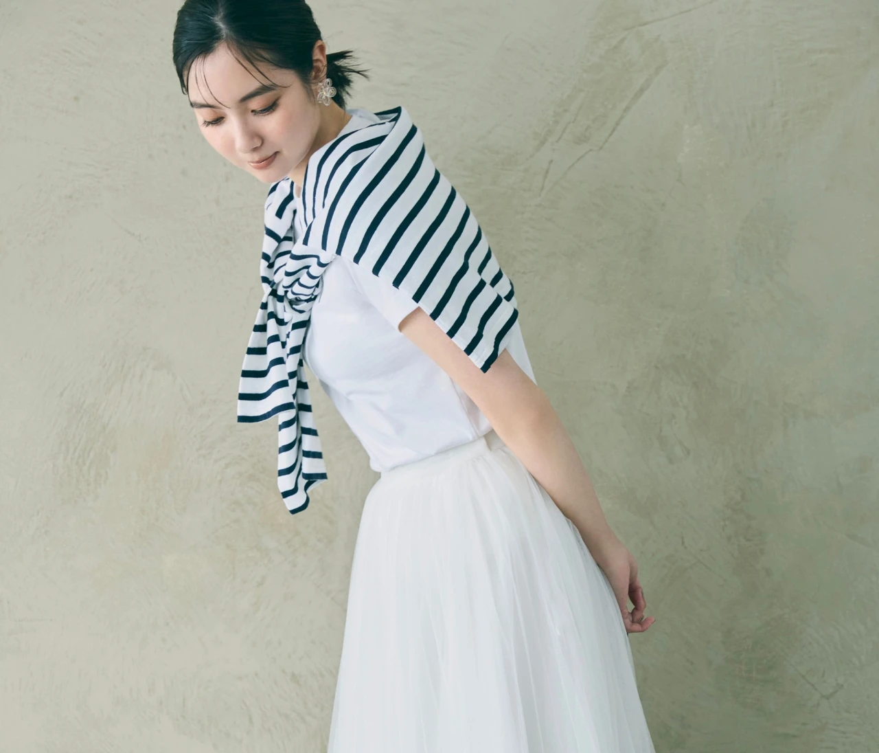 予想最高気温30℃／ふんわり甘い着こなしをシャープなスニーカーで新鮮に【BAILA今日のコーデ】