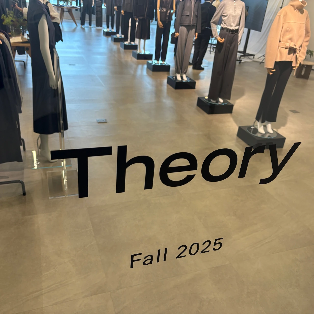 【Theory（セオリー）最新作】2025年秋の展示会レポ！ベーシックなのに今の気分にハマる洗練スタイルが登場