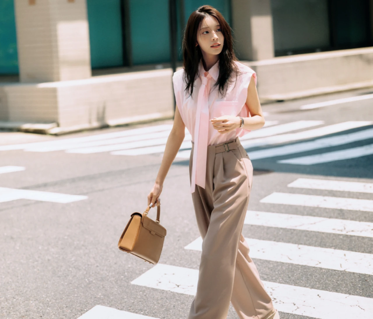 【貴島明日香が着こなす通勤服】「LOUNIE（ルーニィ）」のまじめパンツなら、歩き姿もサマになる！