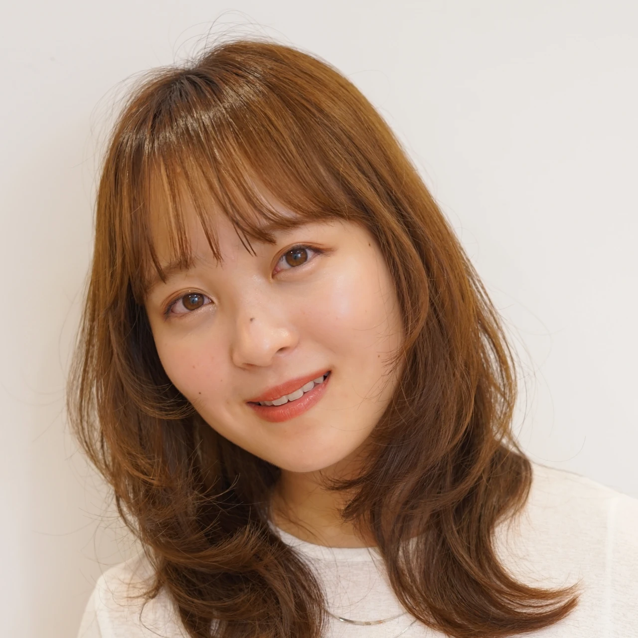【2026年夏のくびれミディアム】ガーリーなレイヤーが際立つ！エアリーミディ