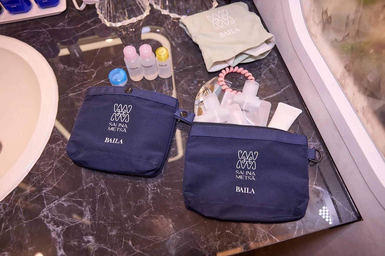 サウナメッツァ大井町トラックスとBAILAのコラボアイテム「2連ポーチ」