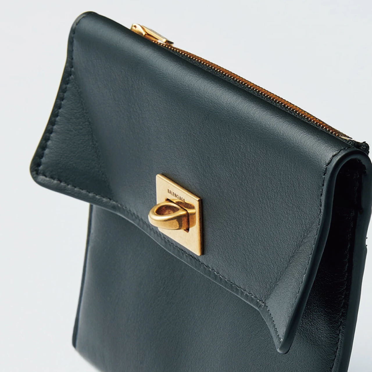 【バレンシアガ】使い勝手もデザインも満足の薄型コイン&カードホルダー【予算10万円以下のトキメキ小物】