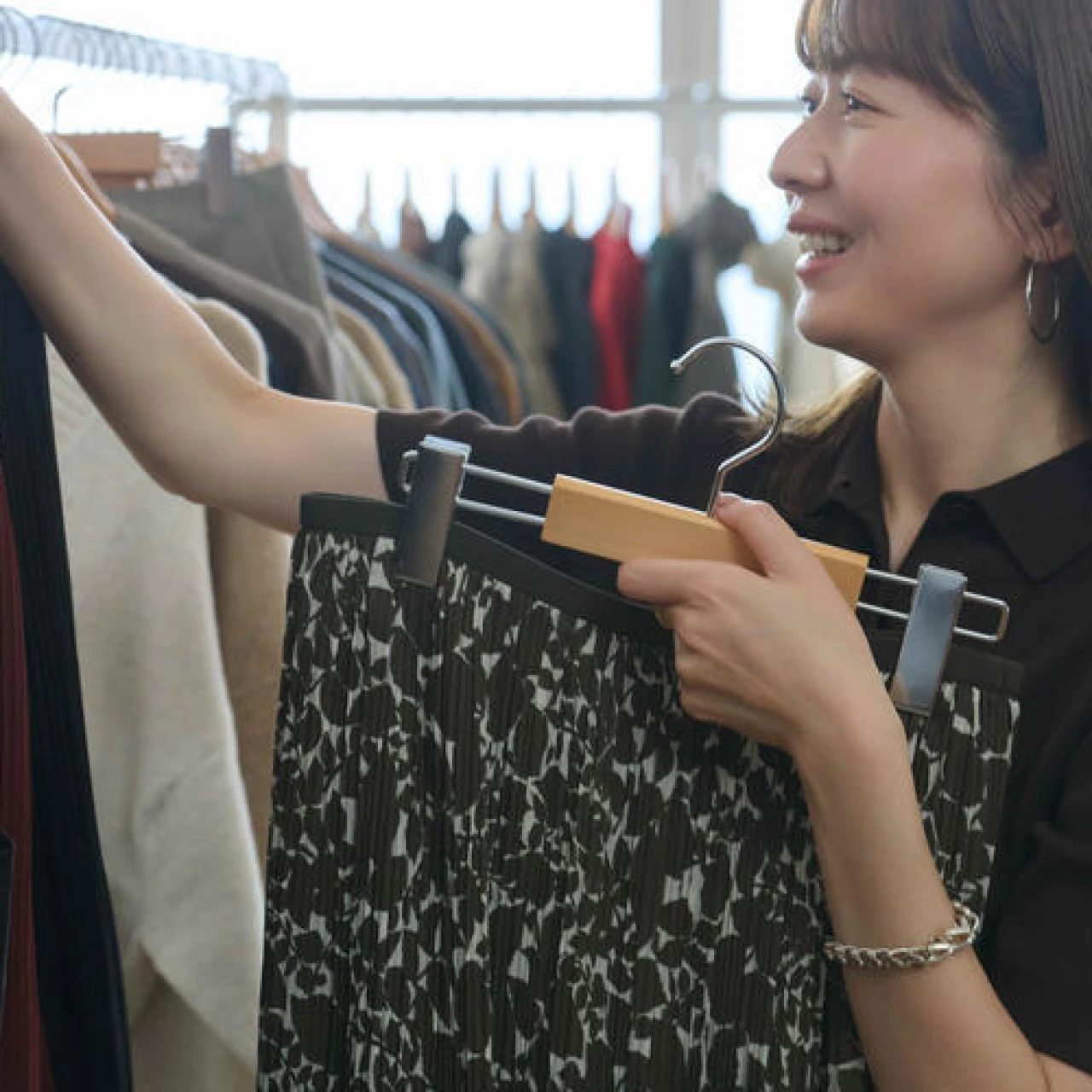 【ユニクロ秋新作】いつものTシャツコーデがあか抜ける！　3990円「秋色新作スカート」＜ユニクロの達人、エディター伊藤真知さんが選ぶ「秋のイチ推し」#１＞