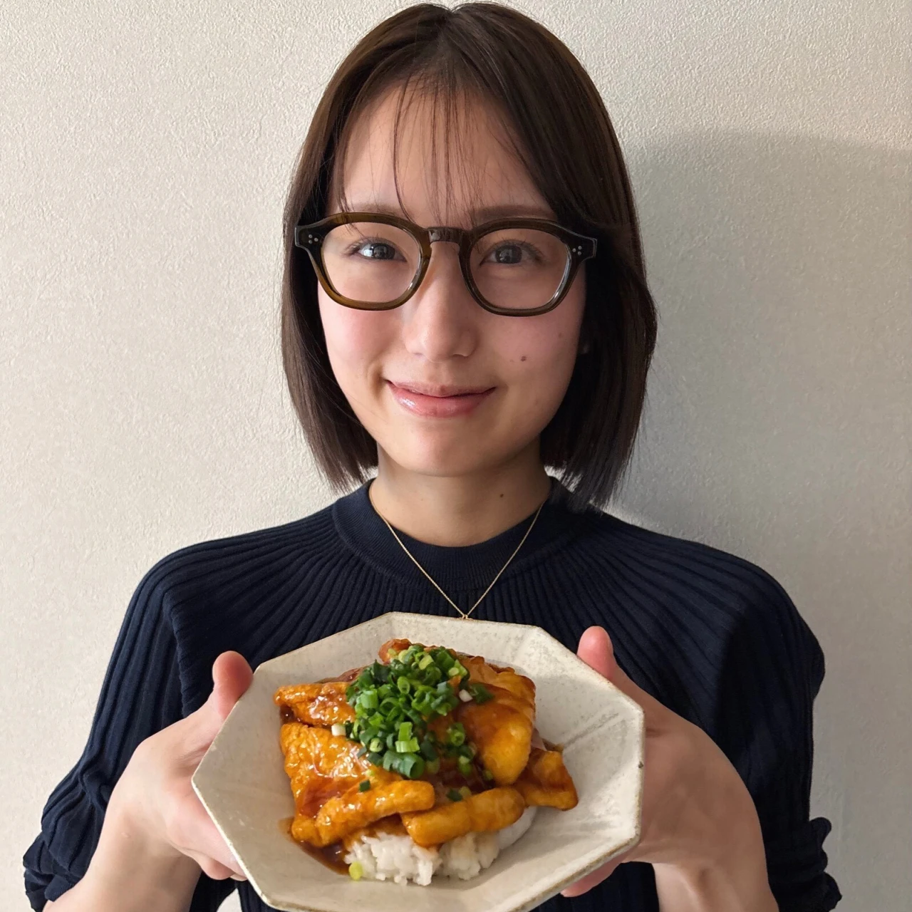 【長谷川あかりのご自愛ごはん vol.63】こんがり、じゅわっで心も満たす「油揚げの甘酢丼」