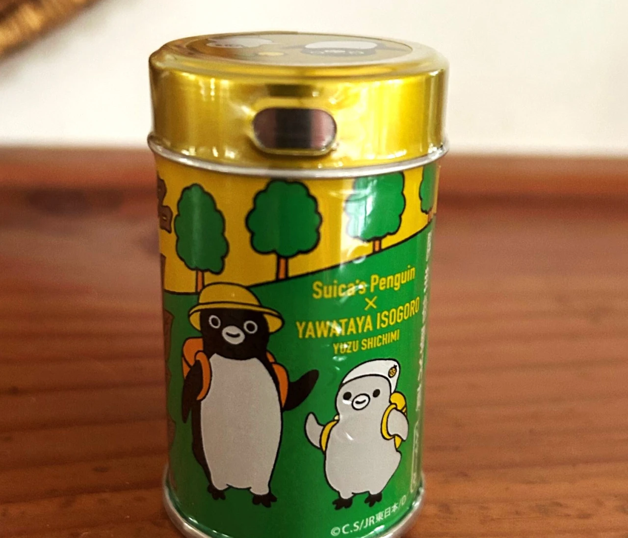 【長野土産 限定品も】絶対買いたい!七味の八幡屋磯五郎がSuica(スイカ)のペンギンとコラボ!そして2025限定のイヤー缶は小海線バージョン