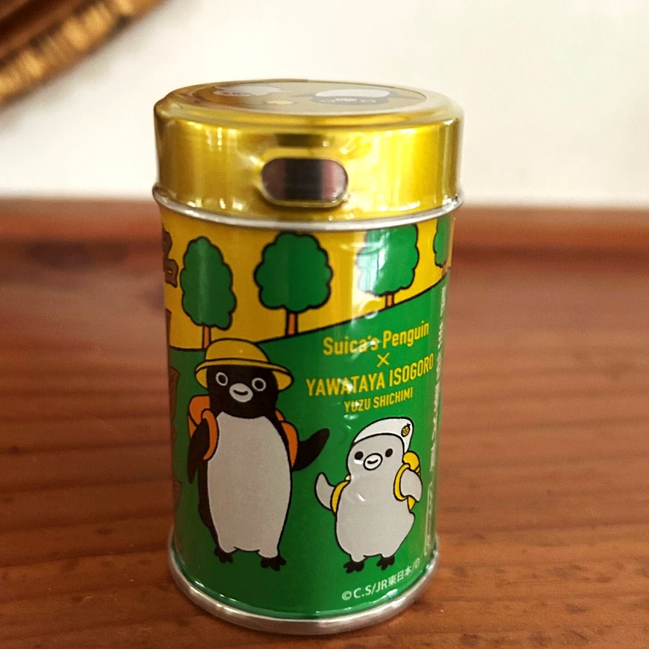 【長野土産 限定品も】絶対買いたい!七味の八幡屋磯五郎がSuica(スイカ)のペンギンとコラボ!そして2025限定のイヤー缶は小海線バージョン