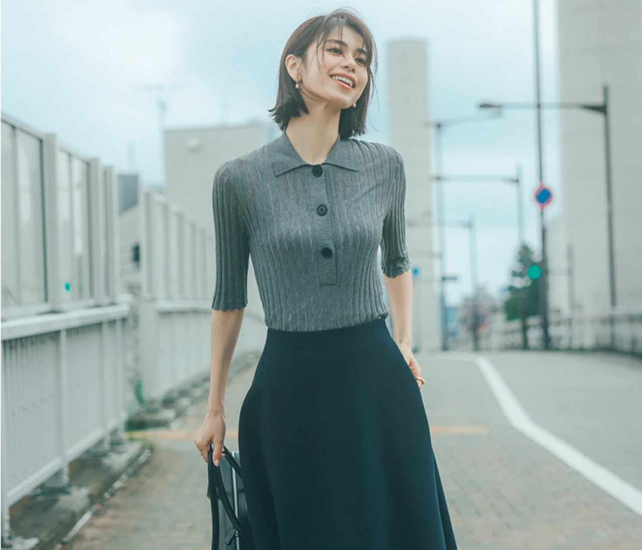 予想最高気温33℃／ポロニットはきちんと見せたいお仕事シーンで大活躍【BAILA今日のコーデ】