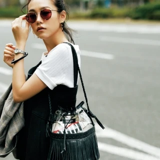 オフにはもちろんモードな通勤にも投入！PVCショルダーバッグとその中身