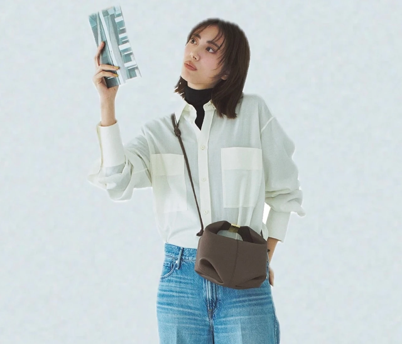 【シャツ×デニムコーデ】ディテールやシルエットにこだわってシンプルコーデを差別化【BAILA今日のコーデ】