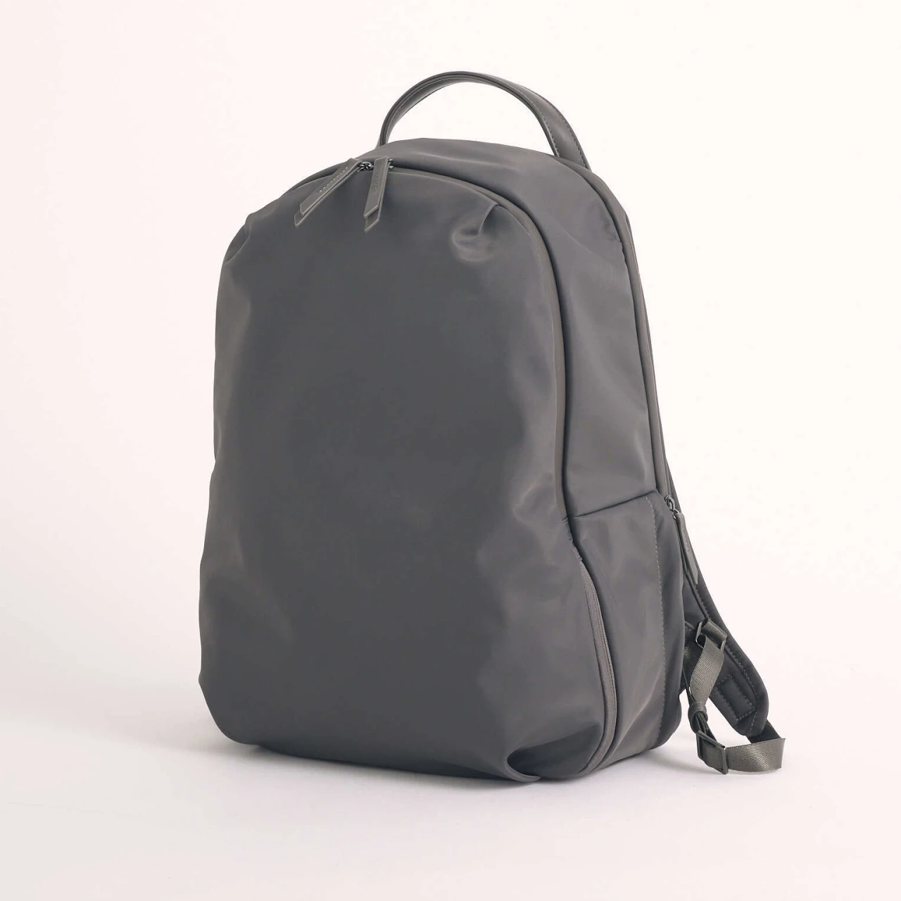 これは逸品!「スーツスクエア」の撥水リュックは見た目、機能性、内部構造すべてにユーザーの声が反映されている【優秀通勤リュック】