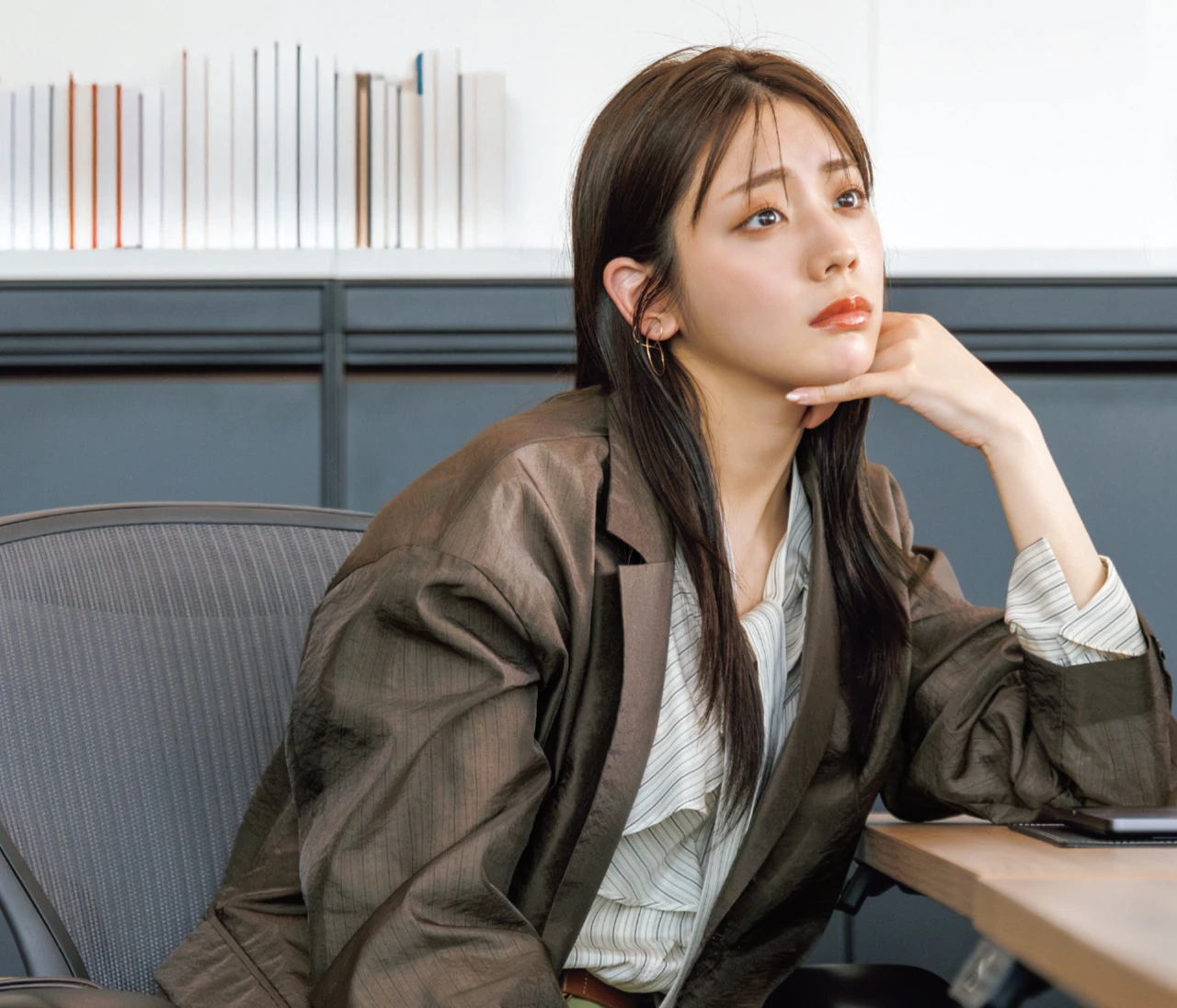 【洒落見えオフィス服着回し】 #貴島明日香 が着る、辛口な配色でちょっぴりモードな着こなし6選
