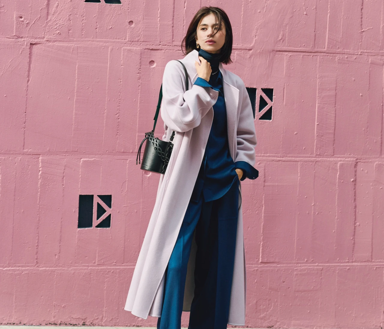 【ピンクのアウターコーデ】心ときめく甘色アウターはネイビー合わせでハンサムに【BAILA今日のコーデ】