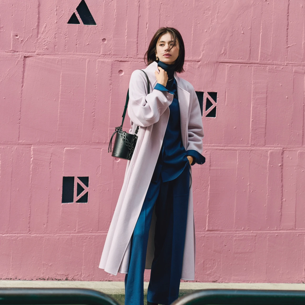 【ピンクのアウターコーデ】心ときめく甘色アウターはネイビー合わせでハンサムに【BAILA今日のコーデ】