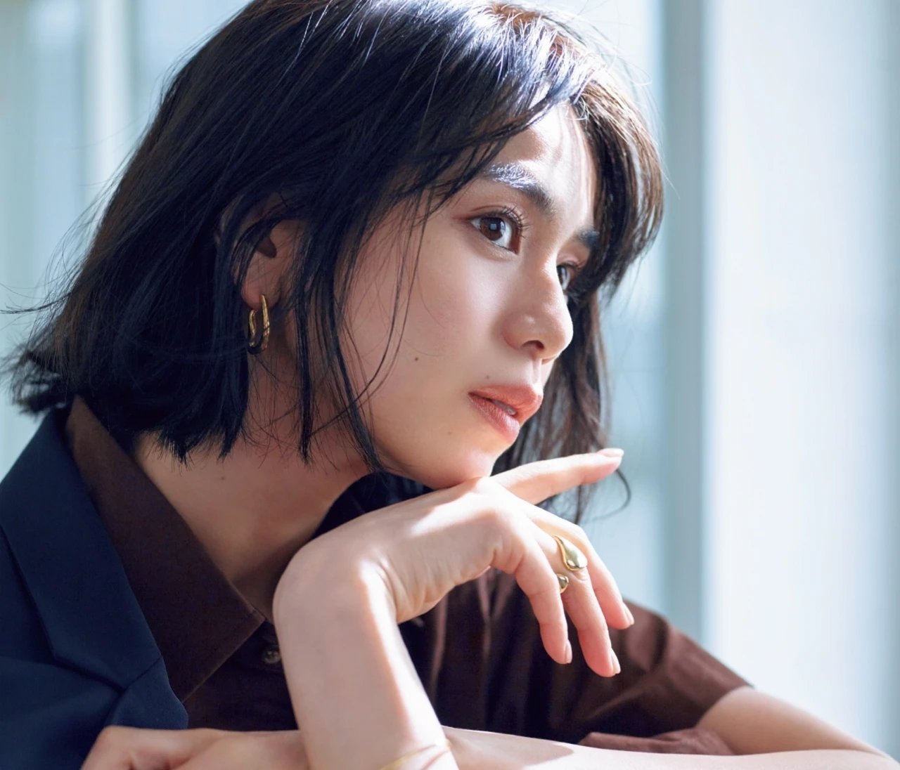 定番の“お堅め”ジャケットを休日に着るには？カギは「首まわり」と「ヘア＆メイク」にあり！