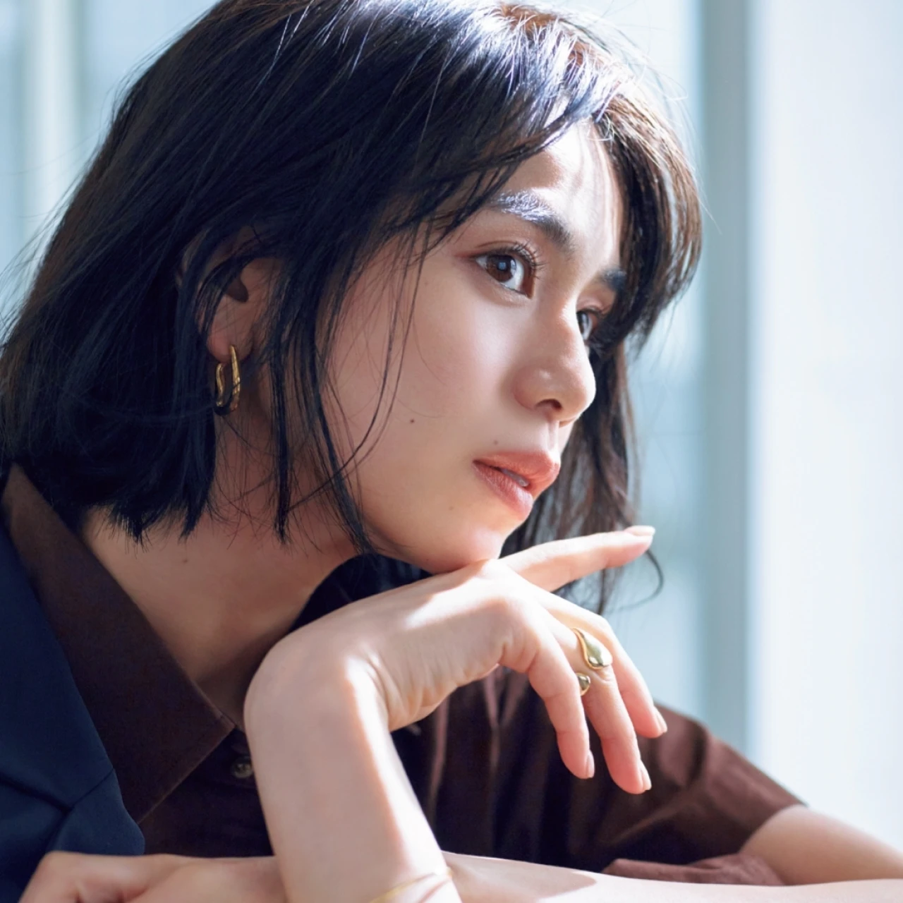 定番の“お堅め”ジャケットを休日に着るには？カギは「首まわり」と「ヘア＆メイク」にあり！