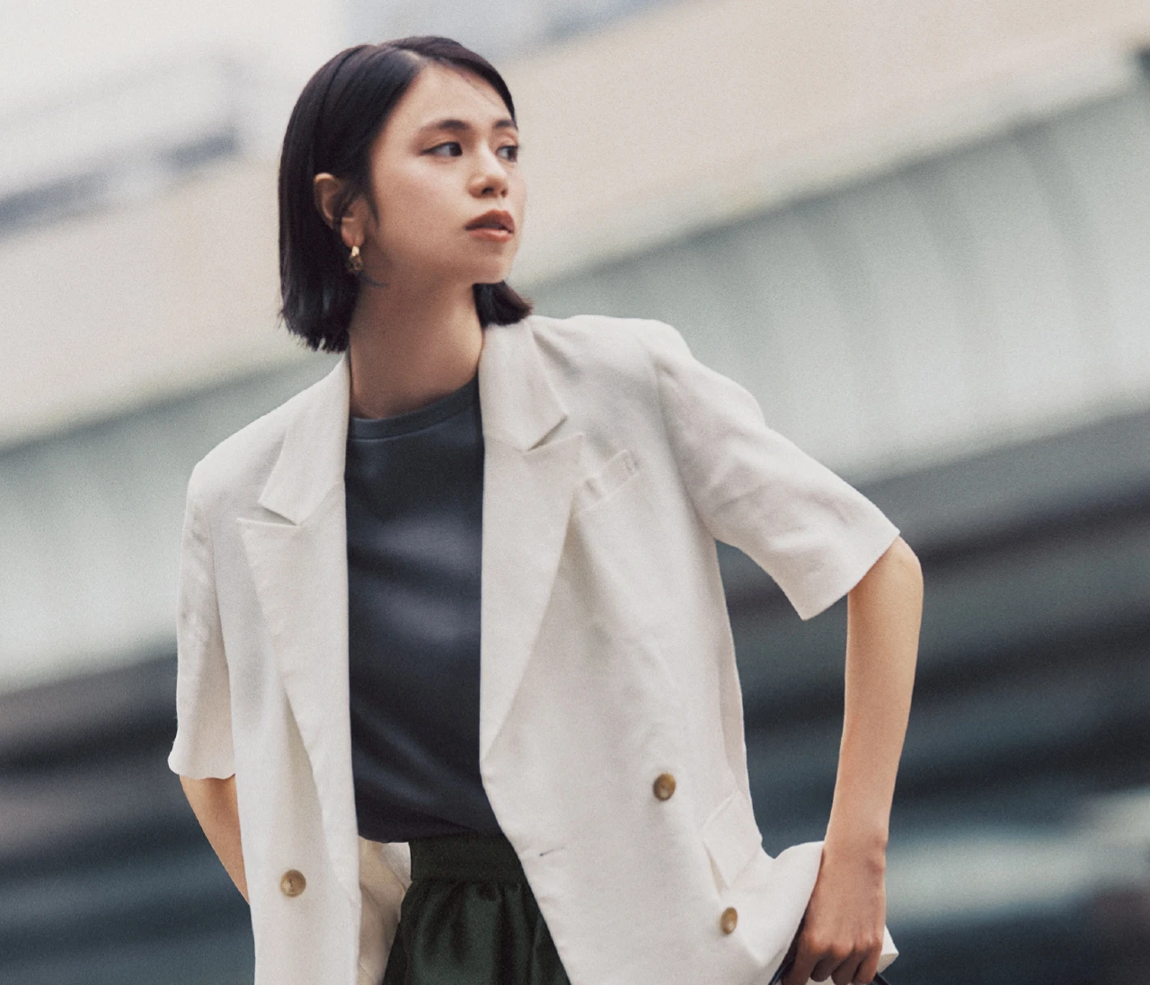 「半袖ジャケット」がお仕事服のトレンド！ぐっとこなれてモダン見え【夏の通勤コーデ4選】