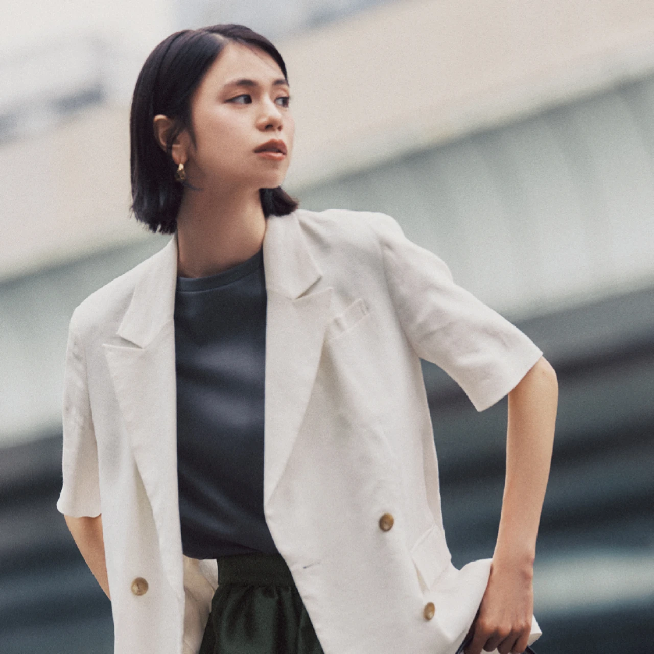 「半袖ジャケット」がお仕事服のトレンド！ぐっとこなれてモダン見え【夏の通勤コーデ4選】