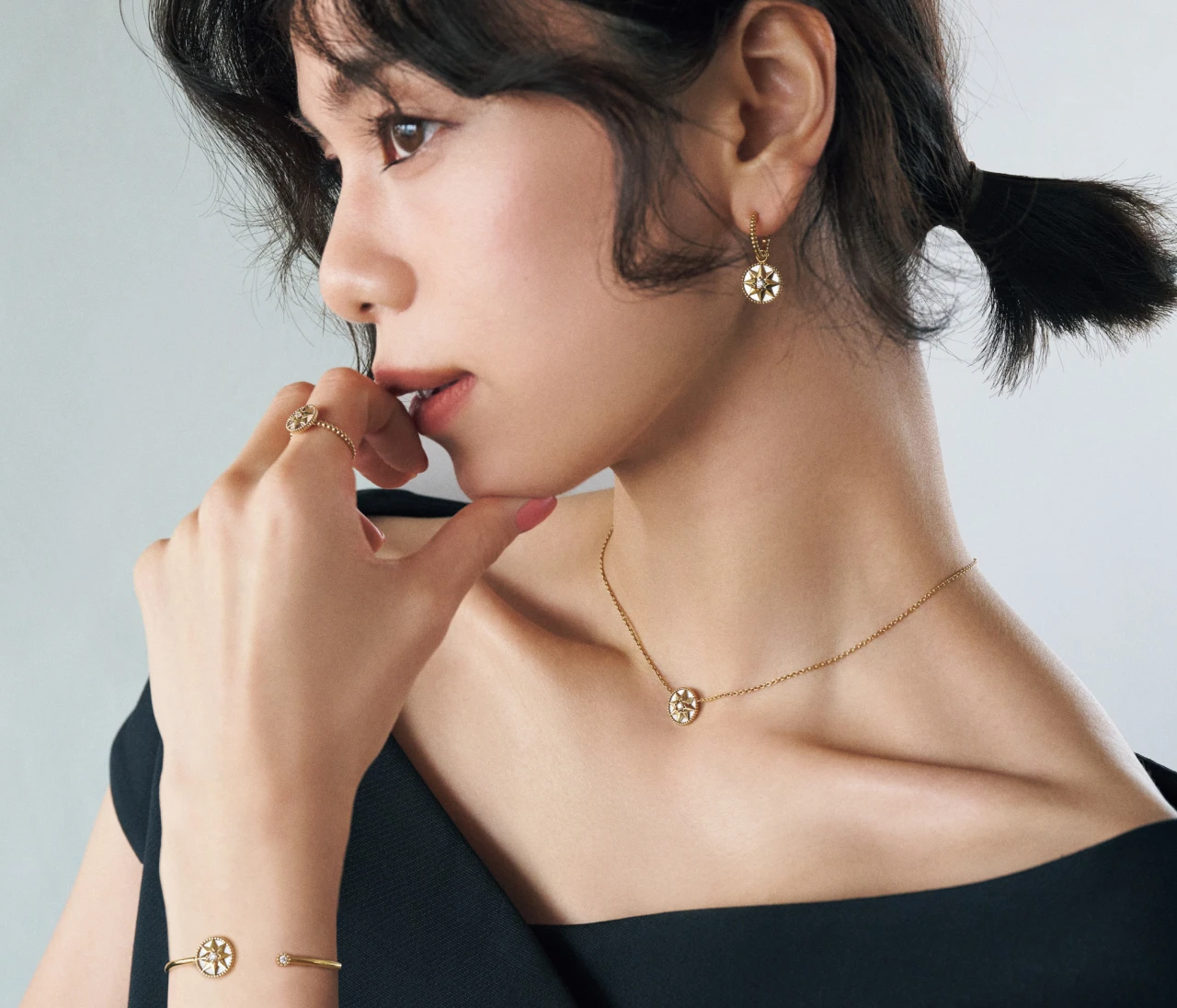 【ディオールのホリデーコレクション】ムッシュディオールが愛したモチーフを重ね合わせた“お守りジュエリー”と人生を伴走したい！