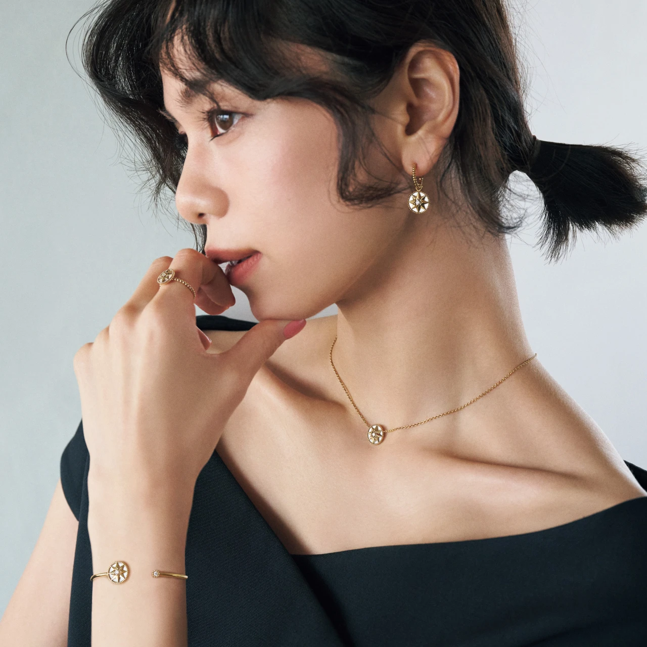 【ディオールのホリデーコレクション】ムッシュディオールが愛したモチーフを重ね合わせた“お守りジュエリー”と人生を伴走したい!