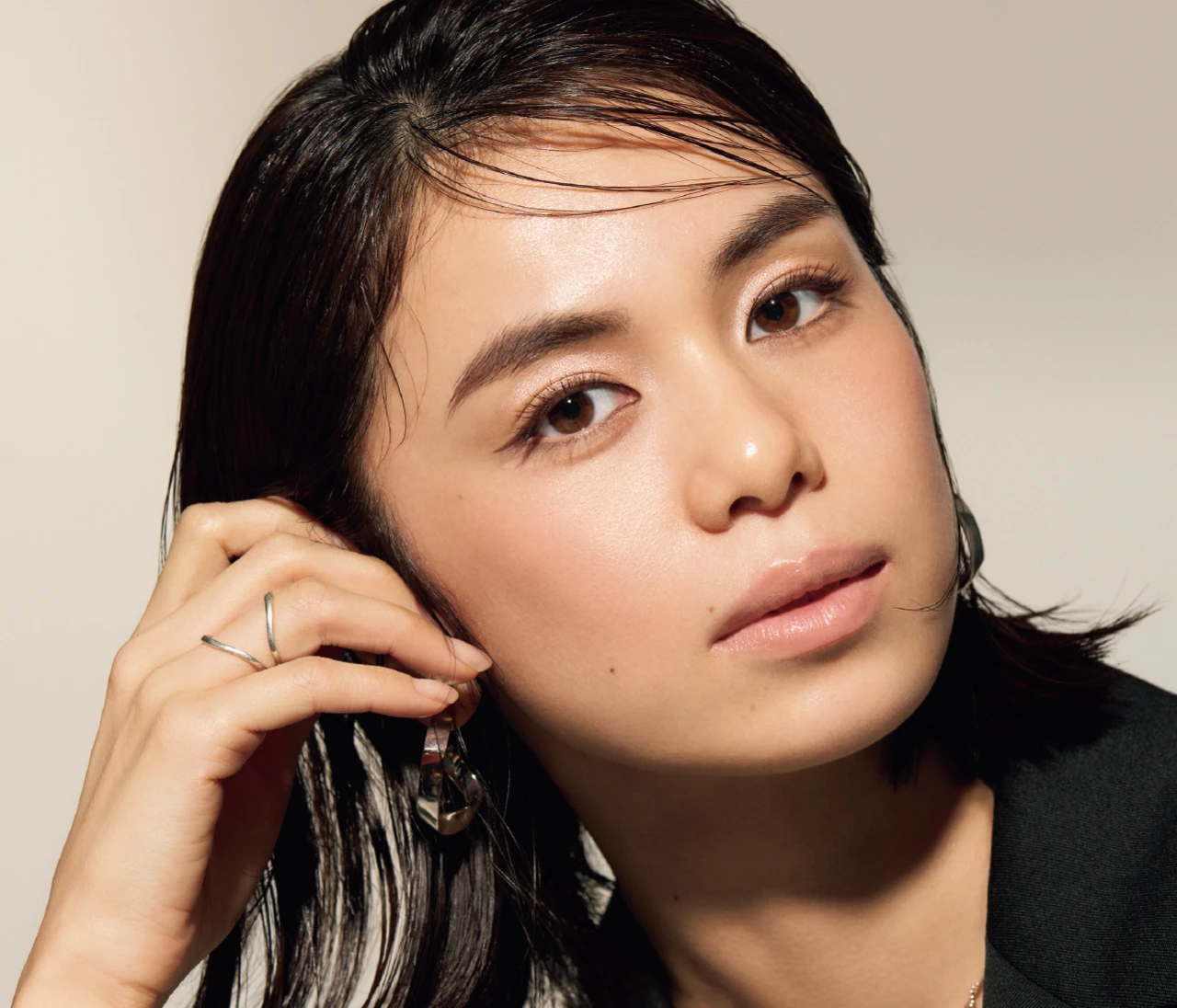 【2025年下半期ベストコスメ】単色シャドウ部門1位「SUQQU」でつくる、ハンサムな可愛げフェイス