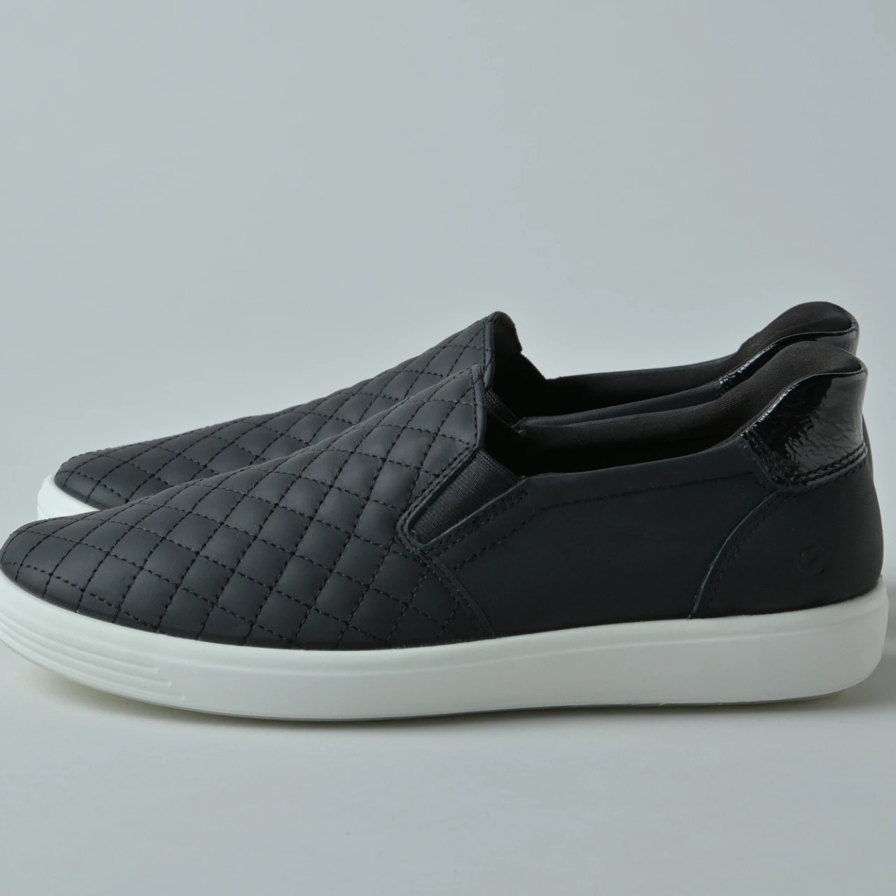 キルティングが品よく映える「ECCO（エコー）」のスリッポンスニーカー【きれいめ服に似合う黒スニーカー】