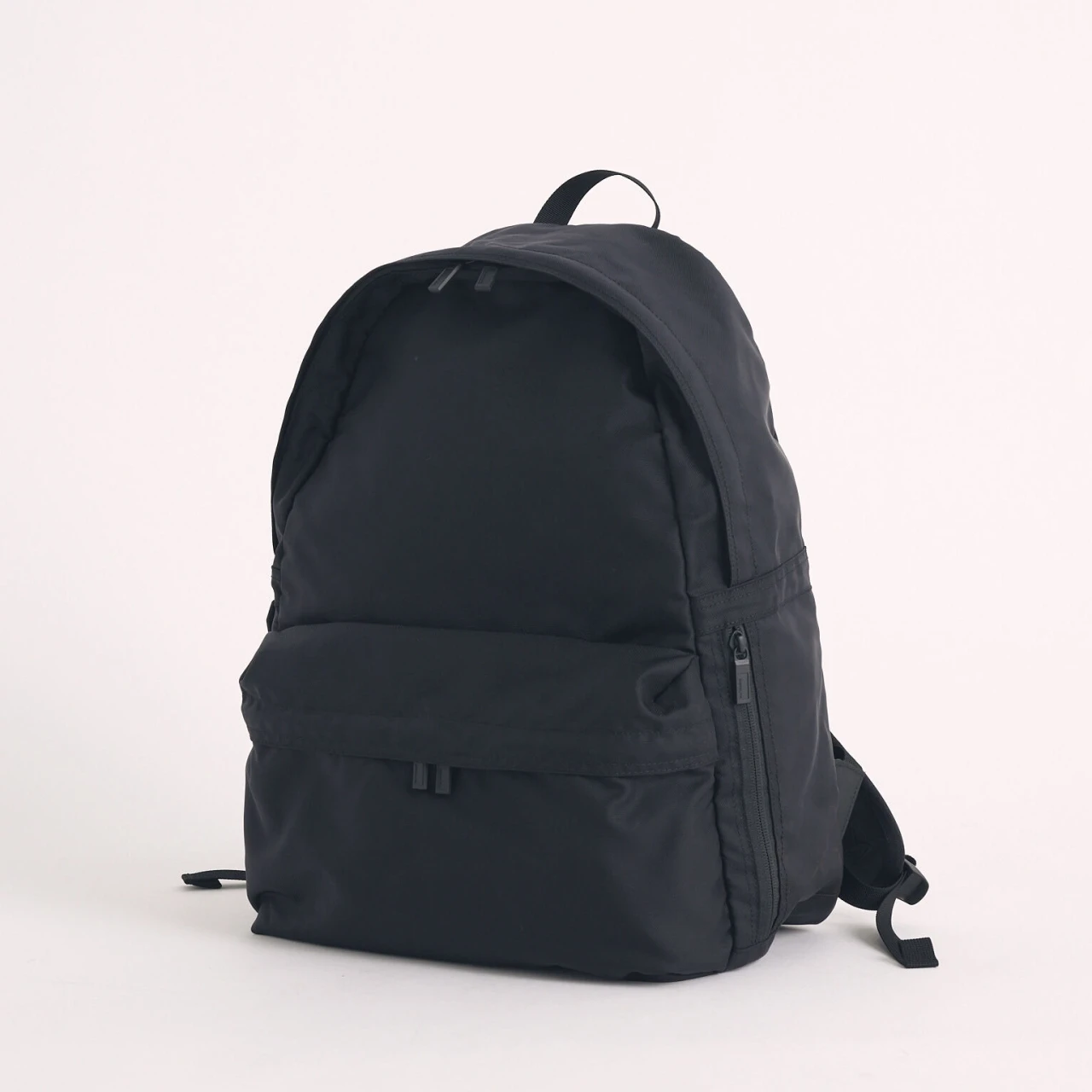 「モノリス」のスタンダードリュックは、ベーシックなデザインと丈夫なつくりでオン・オフ問わず大活躍!【優秀通勤リュック】