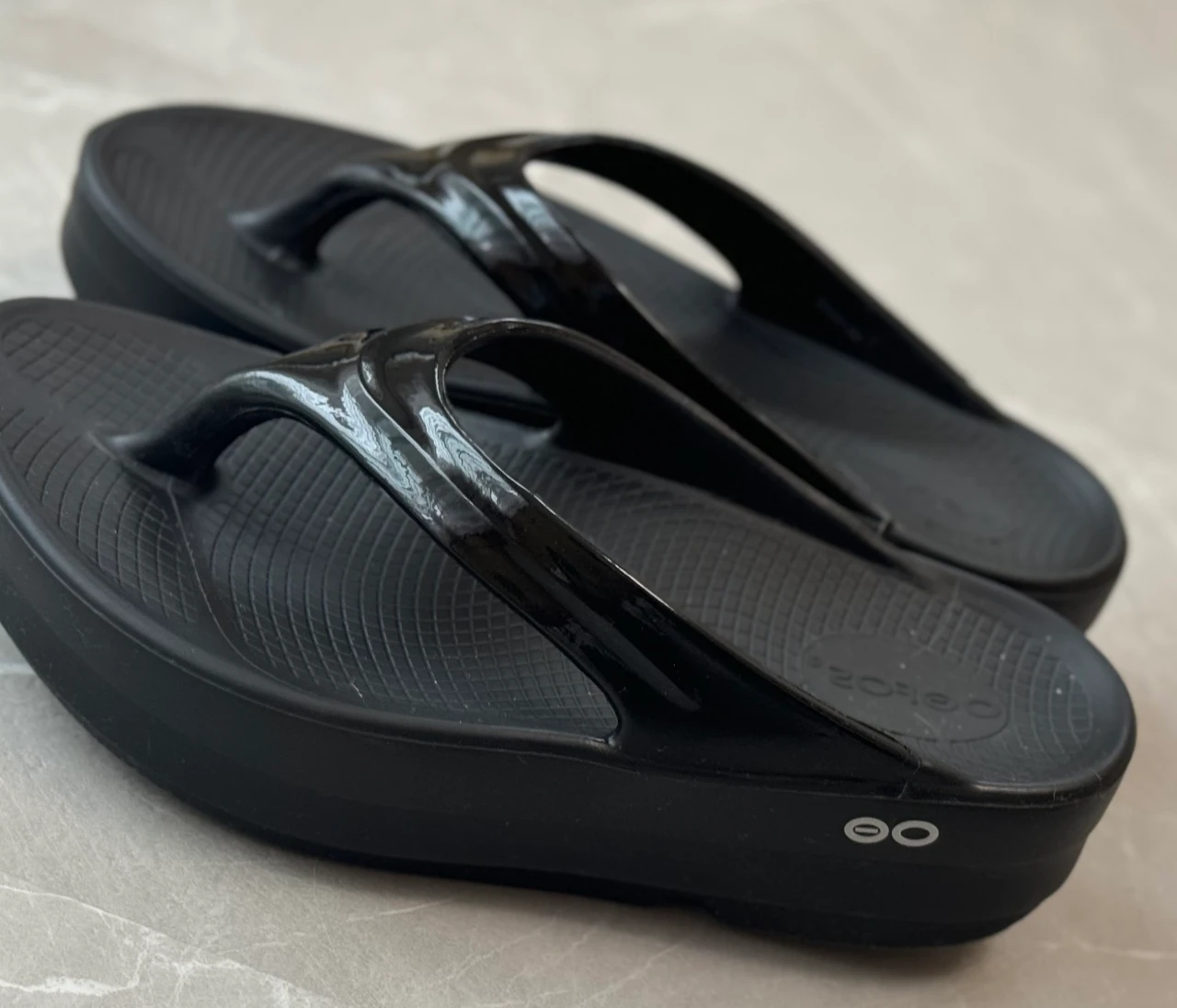 【OOFOS】リカバリーサンダルって実際どう?2年愛用して色違いも買った「OOmega」正直レビュー