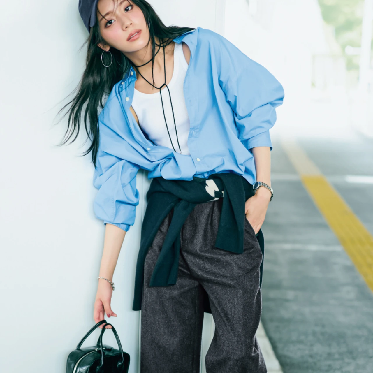 この秋、きれいめシャツコーデにジョガーパンツを取り入れて一歩先ゆく着こなしに!