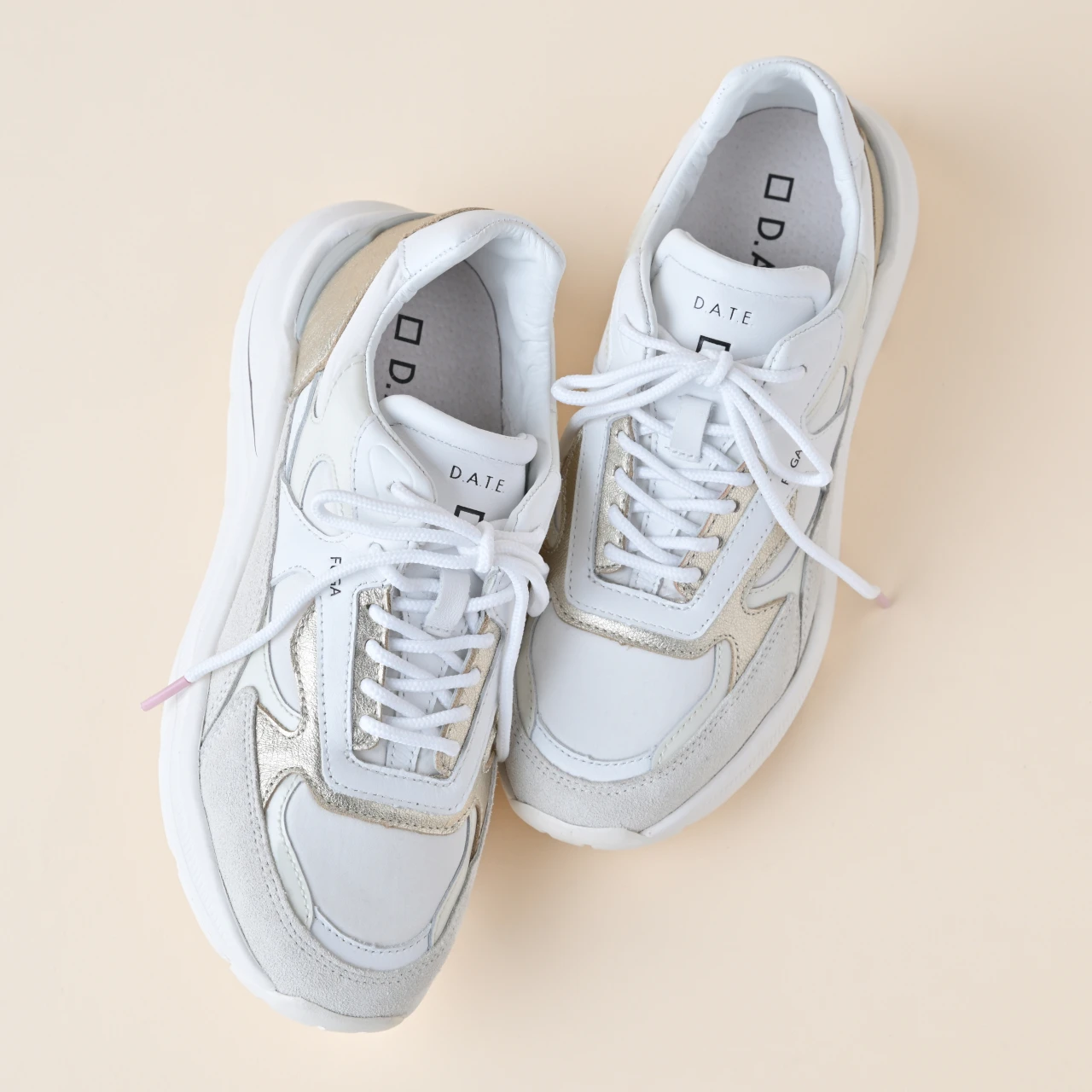 【デイト 白スニーカー】着用レビューも! FUGA LAMINATEDは、華やかに映えるメタリックカラーが新鮮 「きれいめ服に似合う白スニーカー vol.53」