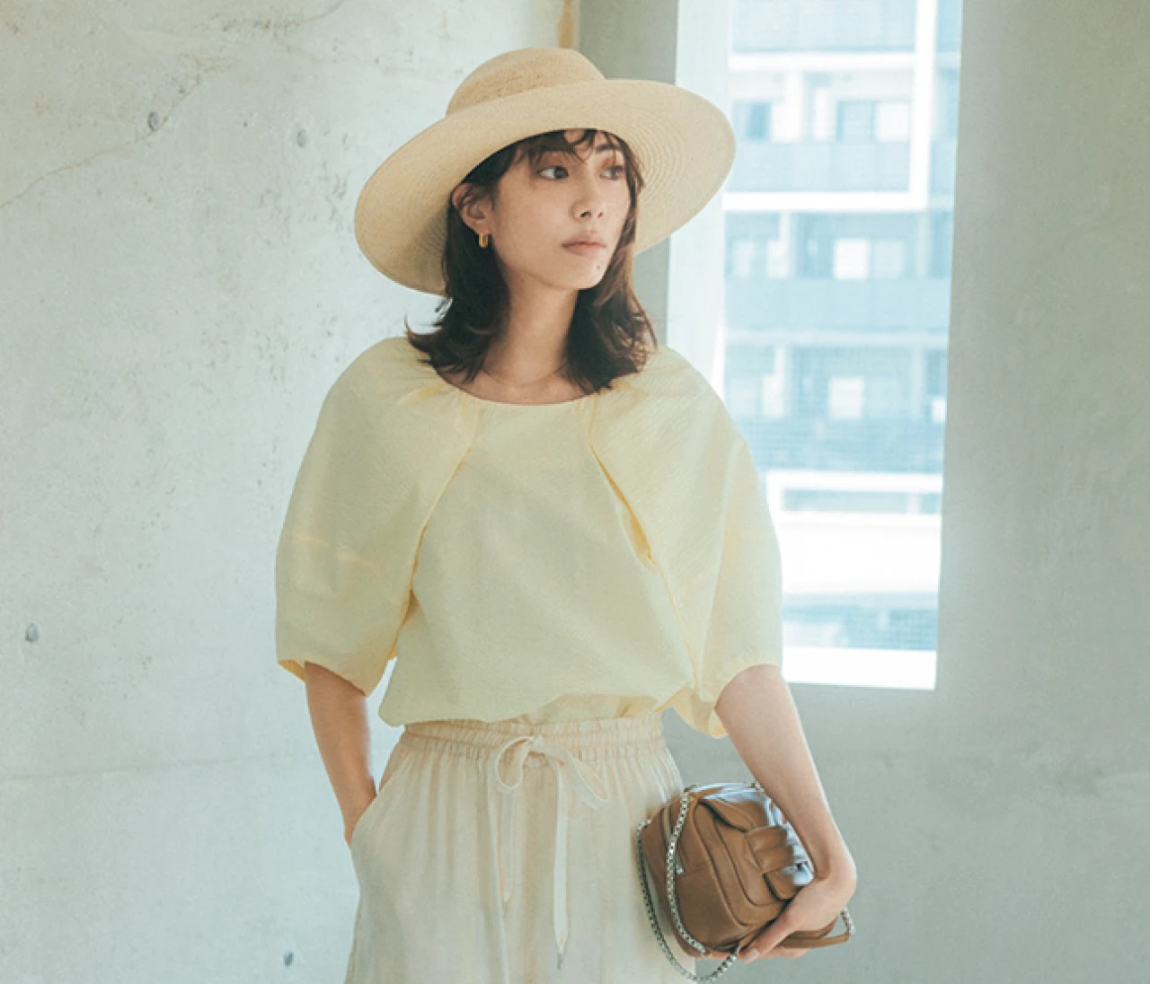 予想最高気温34℃／まろやかな淡色トップスはベーシック色でなじませて上品に【BAILA今日のコーデ】