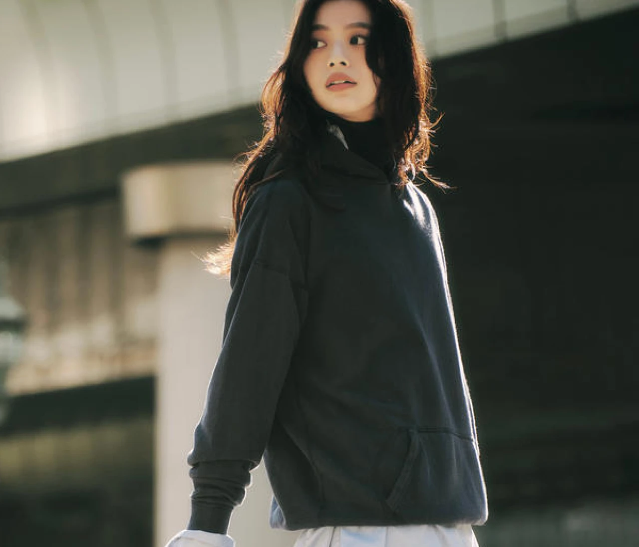 【フーディコーデ】スウェット×フレアスカートで頑張りすぎないこなれ感を【BAILA今日のコーデ】