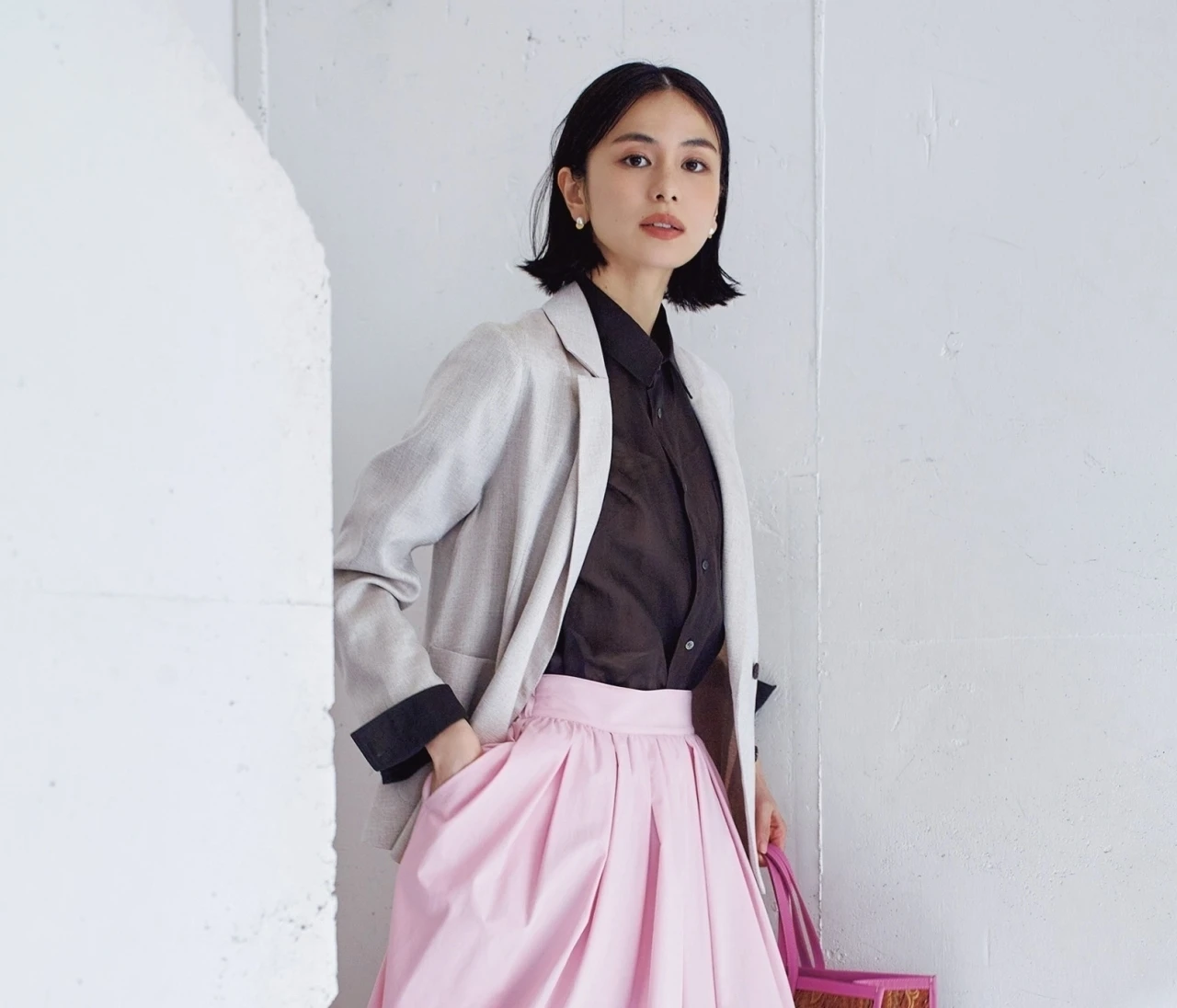 【ジャケット×ピンクスカートコーデ】かっちりジャケットをきれい色で品よく盛り上げて【BAILA今日のコーデ】