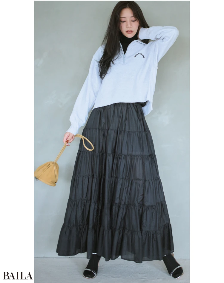 リラクシーな空気感がフェミニンな黒コーデに今っぽさを運ぶ