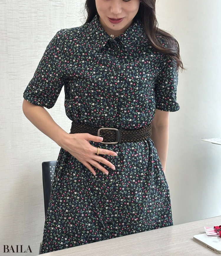 「立ち腹筋のやり方は、腹筋を使って、お腹全体をおへその下から引き上げるように、凹ませます。胃が前に出てこないように、筋肉で抑えるような感覚」(三間さん)