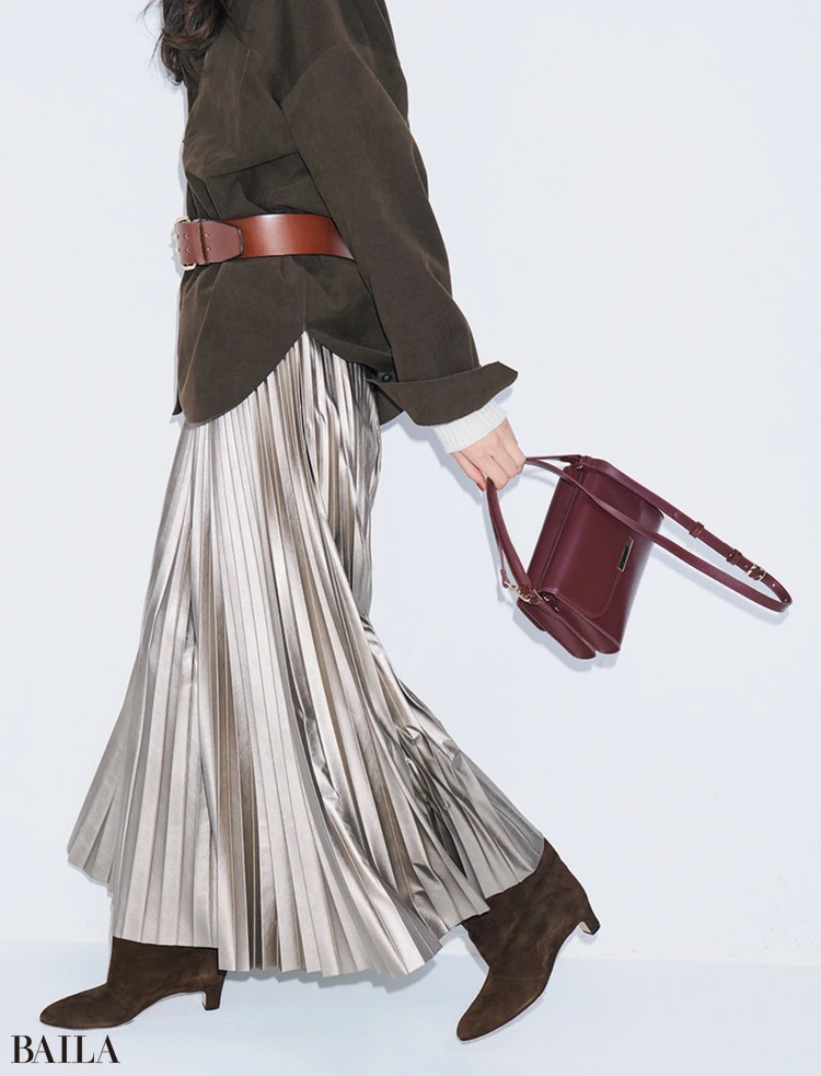 流行のビッグベルトはワントーンコーデにさらっと投入