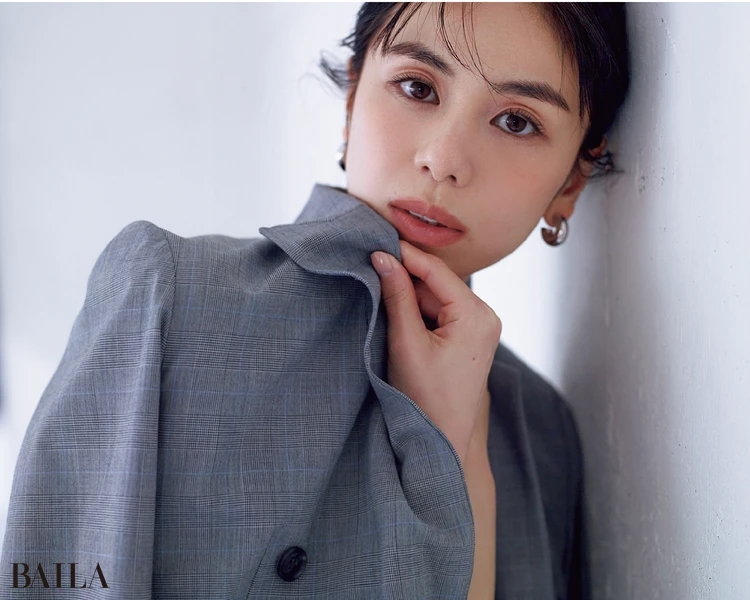 知的なグレーチェックジャケットに小さなブルーで愛嬌をプラス