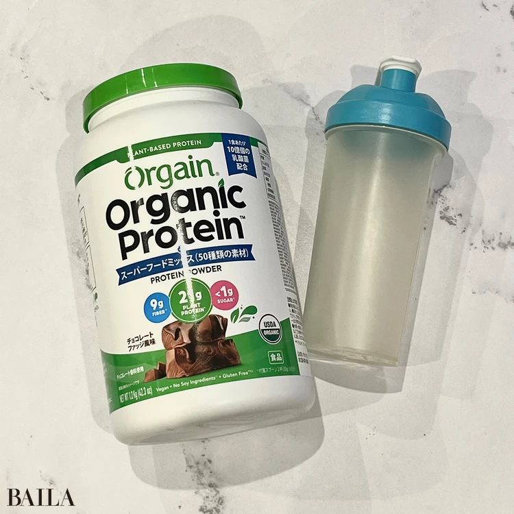 「プロテインは、コストコで購入しているオーガニックプロテインを愛用しています。プラントベース＆砂糖不使用＆ヴィーガン＆グルテンフリー＆乳製品フリーなことに加え、乳酸菌10億個(1回当たり）＆鉄分が摂取できるスグレもの！　ボディメイクとタンパク質補給に、手放せないアイテムです)（田辺さん）
