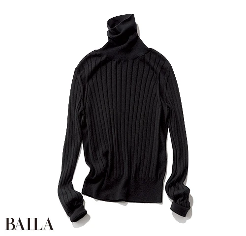 2 黒タートルは一枚で着ても中に仕込んでも。上質なメリノウールの使用で暖 かさも◎。ニット￥34100／ザ ショップ スローン 新静岡セノバ店（スローン）