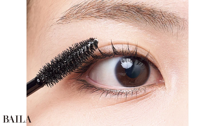 《2》ブラシタイプをまつげに塗る