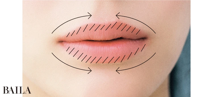 リップライナーを使って、形を補整する手が！